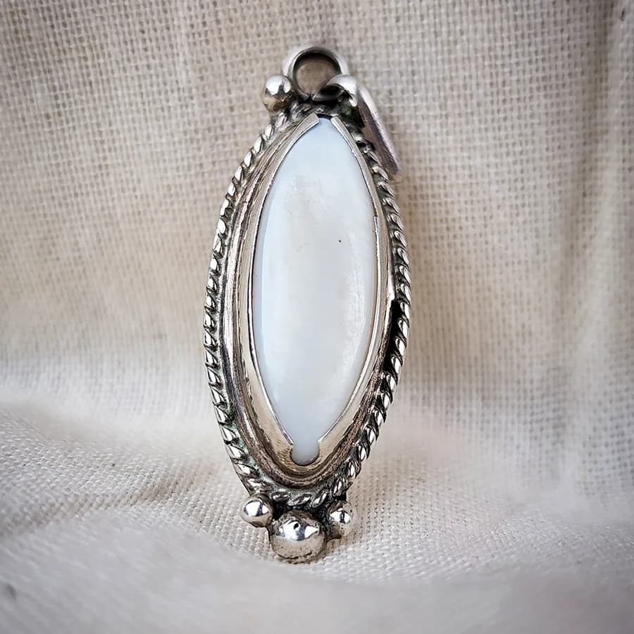 Dije Plata y Piedra Nácar Alargado